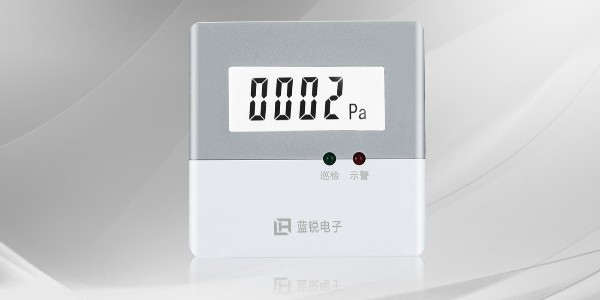 如何安装<i style='color:red'>免接管余压传感器</i>？